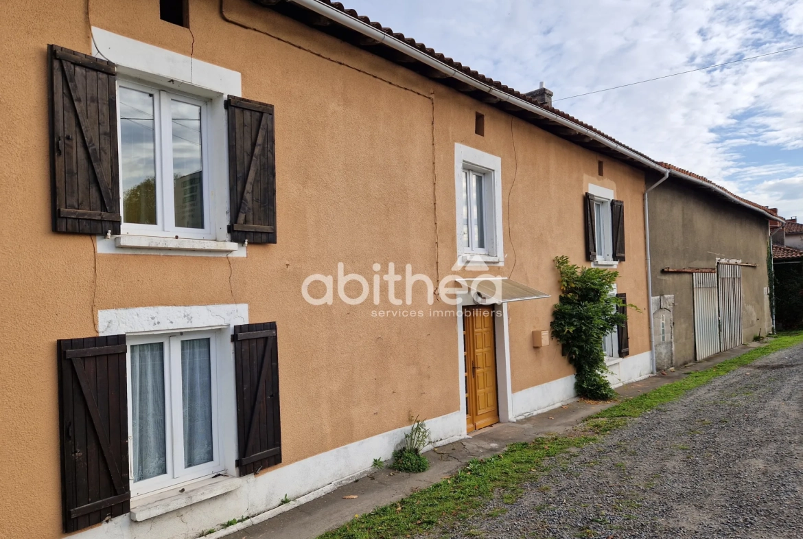 Grande maison familiale de 250 m² avec grange et terrain à Roumazieres Loubert 