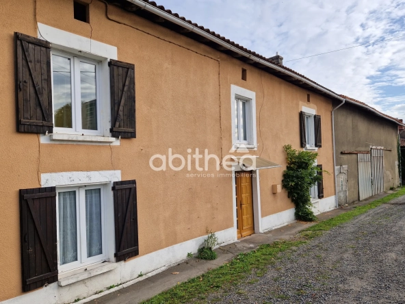 Grande maison familiale de 250 m² avec grange et terrain à Roumazieres Loubert