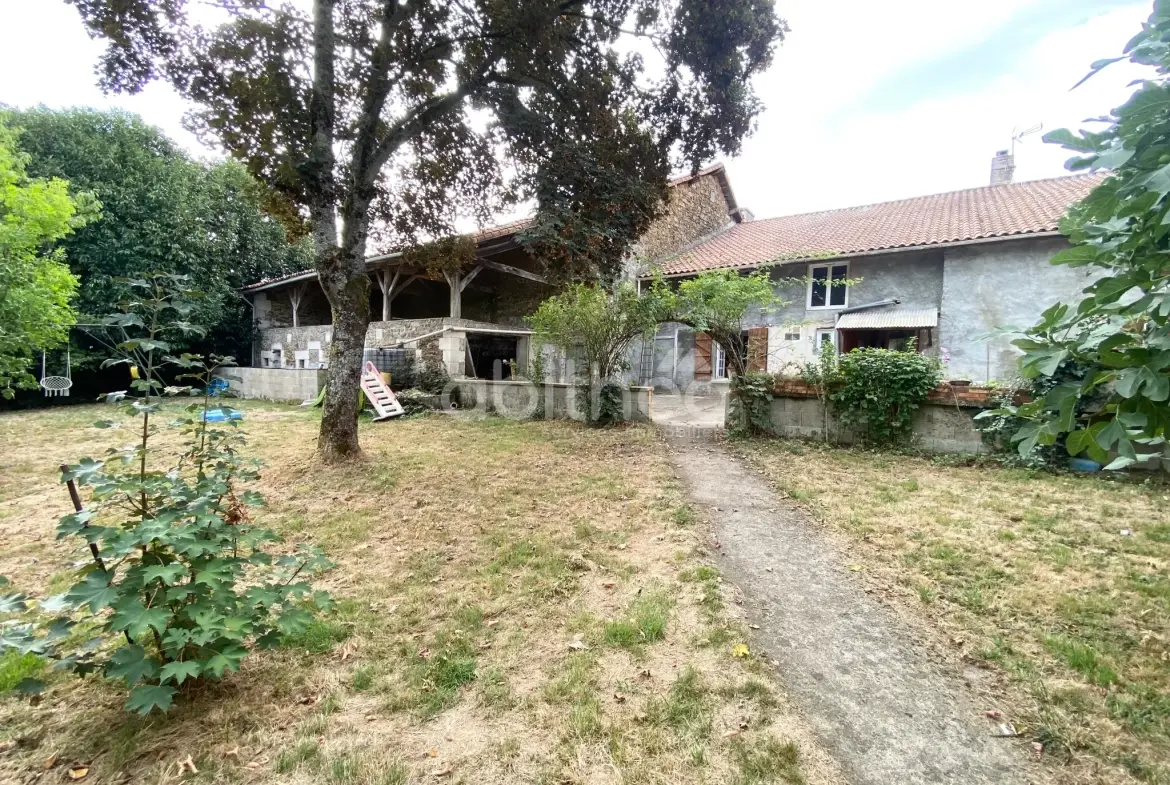 Grande maison familiale de 250 m² avec grange et terrain à Roumazieres Loubert 