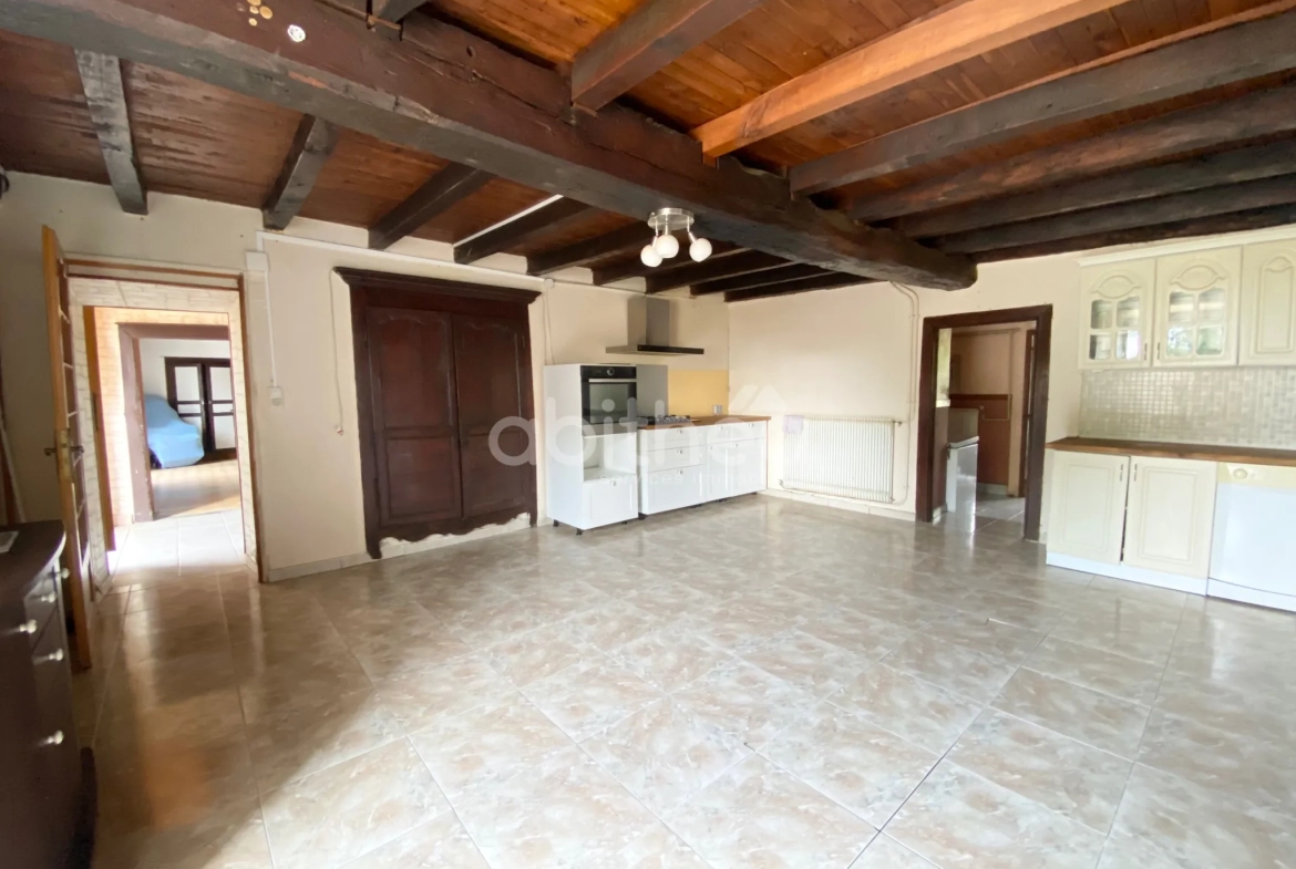 Grande maison familiale de 250 m² avec grange et terrain à Roumazieres Loubert 