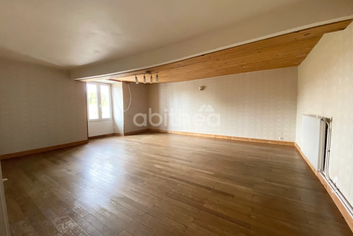 Grande maison familiale de 250 m² avec grange et terrain à Roumazieres Loubert 