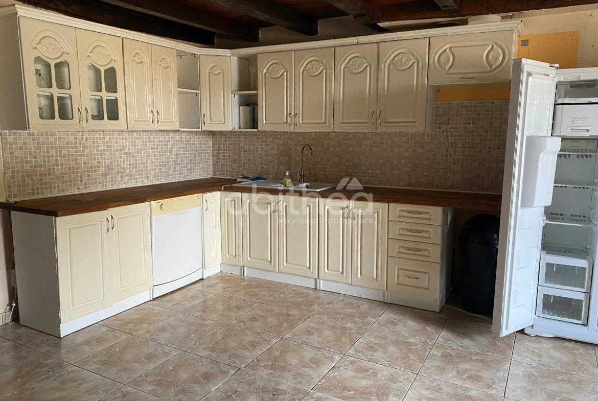 Grande maison familiale de 250 m² avec grange et terrain à Roumazieres Loubert 