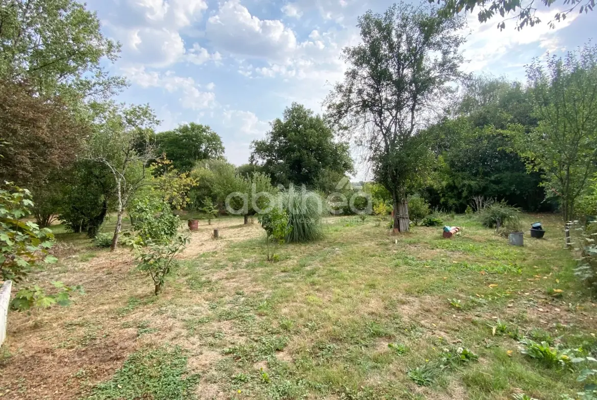 Grande maison familiale de 250 m² avec grange et terrain à Roumazieres Loubert 
