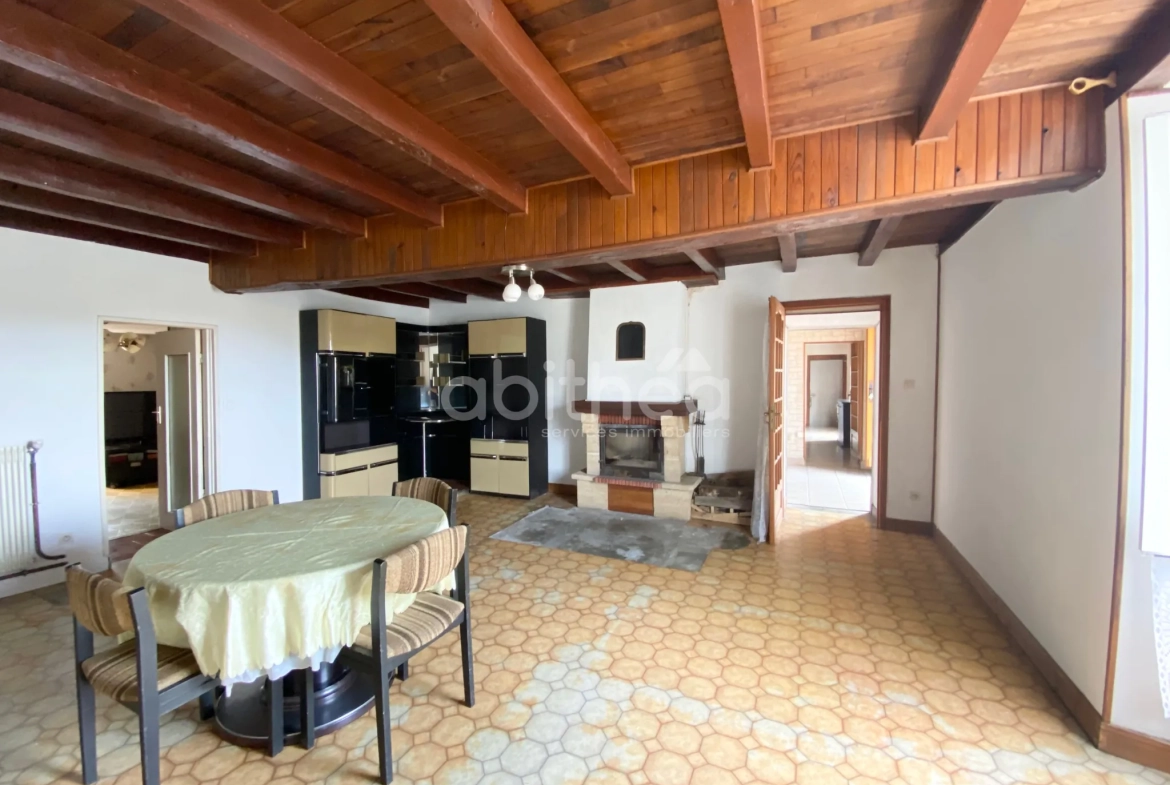 Grande maison familiale de 250 m² avec grange et terrain à Roumazieres Loubert 