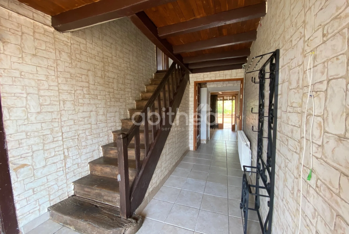 Grande maison familiale de 250 m² avec grange et terrain à Roumazieres Loubert 