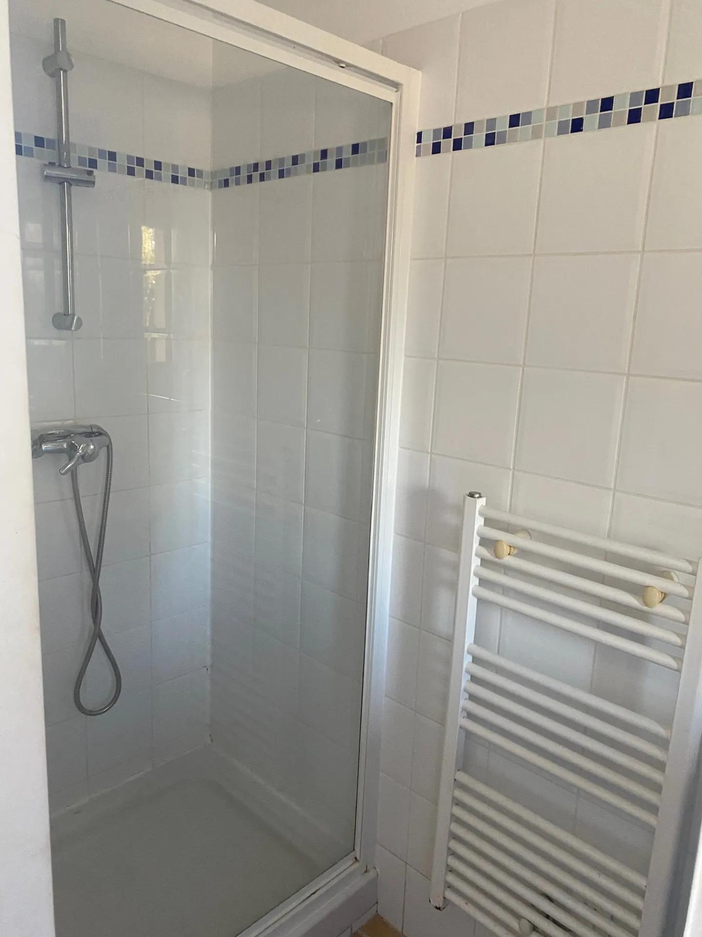 Investissez dans un pavillon en Côte Bleue, loué sous bail commercial à Carro – Opportunité rare 