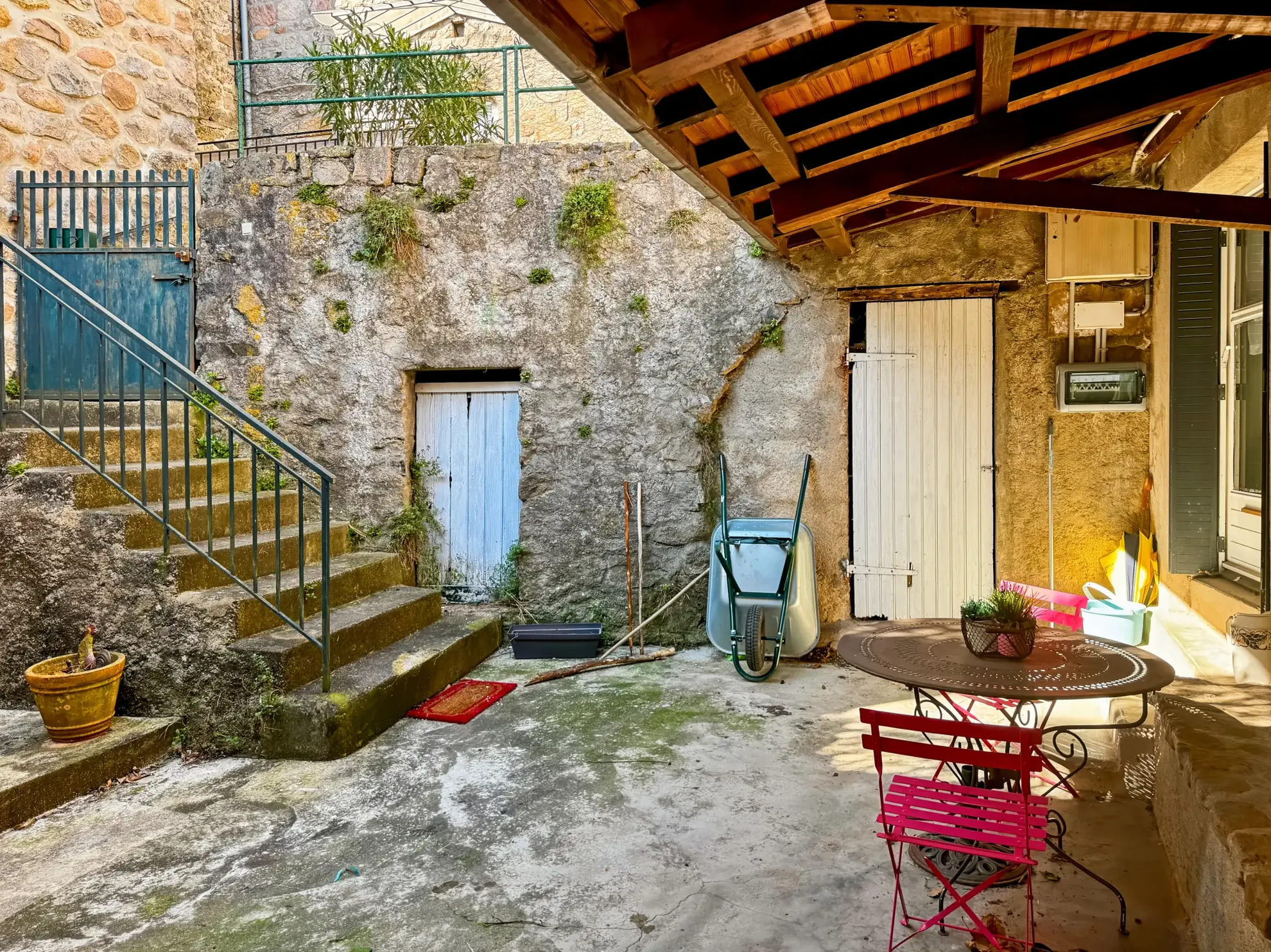 Charmante maison atypique avec vue montagne à Antraigues-sur-Volane 