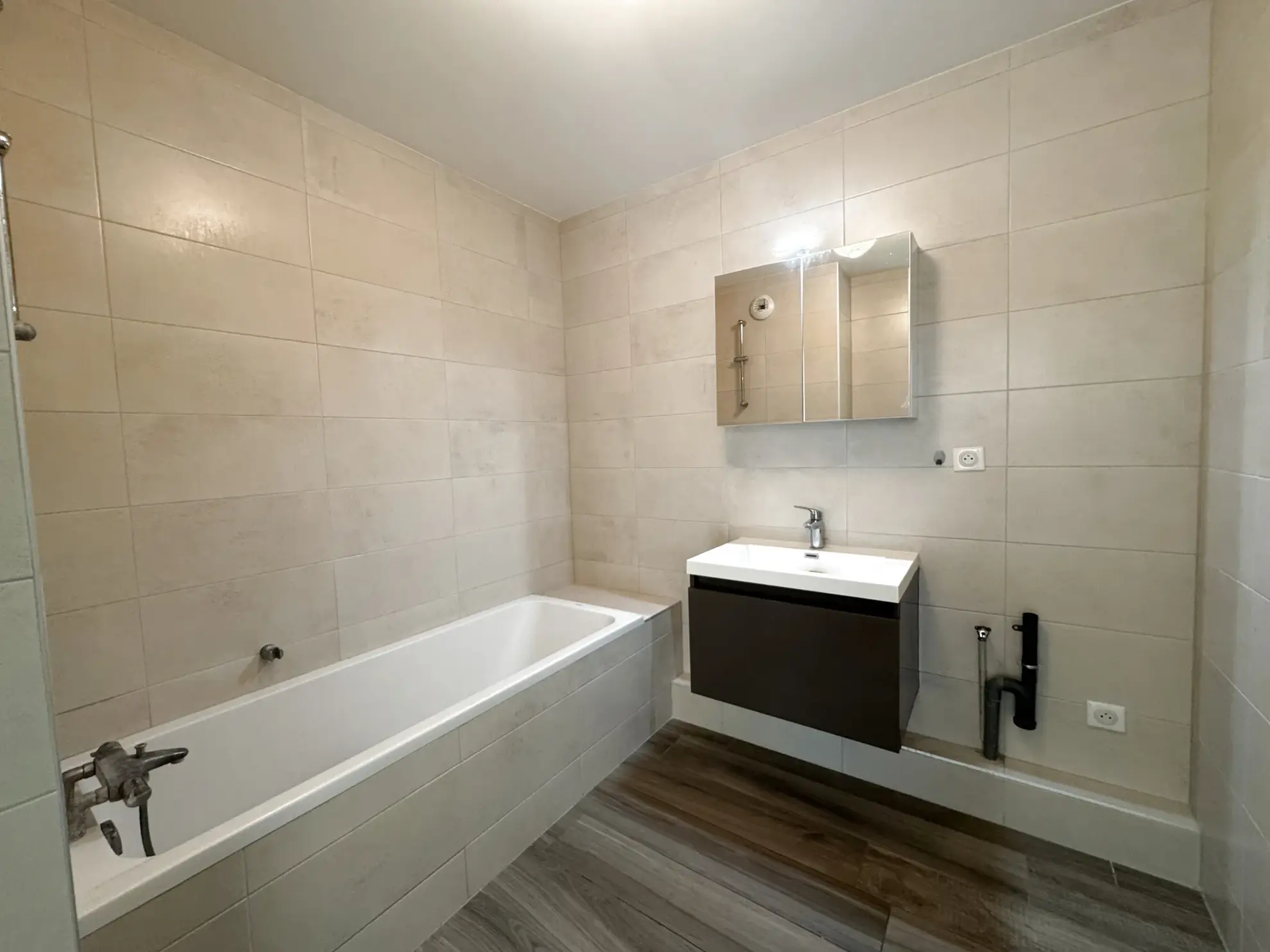 Appartement T3 récent avec terrasse et parking à Saint-Louis 