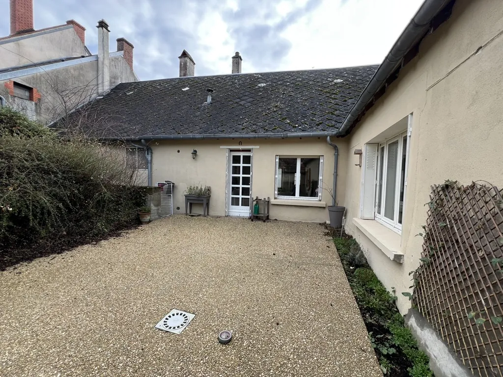 Charmante maison de village rénovée avec grand terrain à Vinon près de Sancerre 