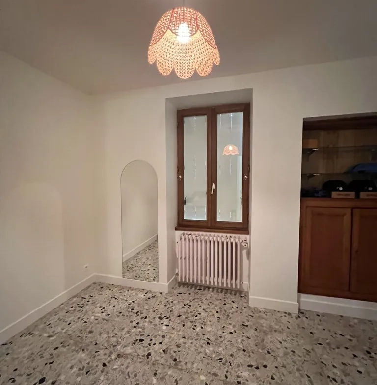 Charmante maison de village rénovée avec grand terrain à Vinon près de Sancerre 