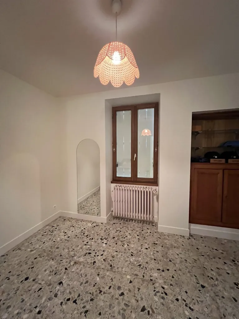 Charmante maison de village rénovée avec grand terrain à Vinon près de Sancerre 
