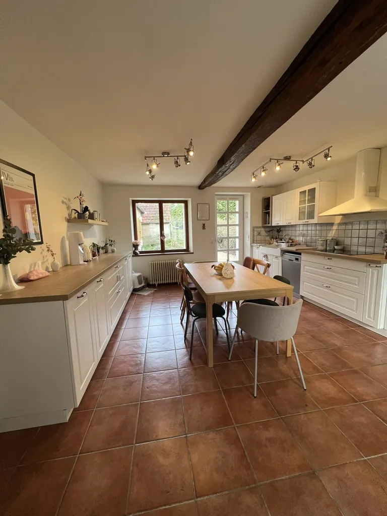 Charmante maison de village rénovée avec grand terrain à Vinon près de Sancerre 
