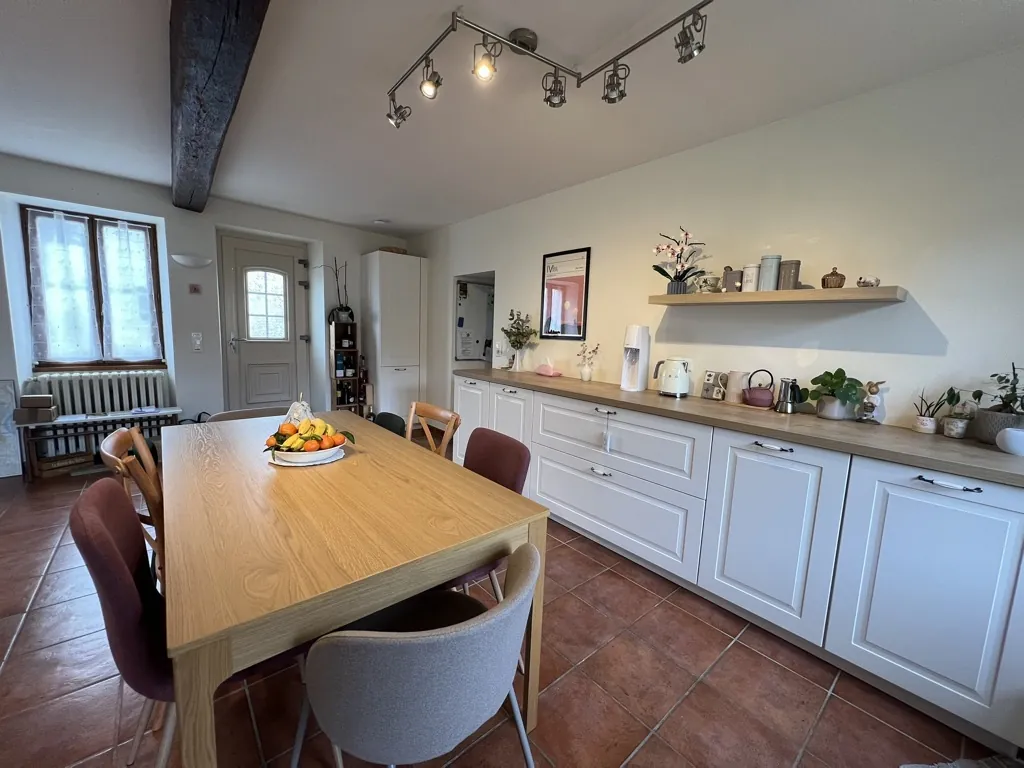 Charmante maison de village rénovée avec grand terrain à Vinon près de Sancerre 