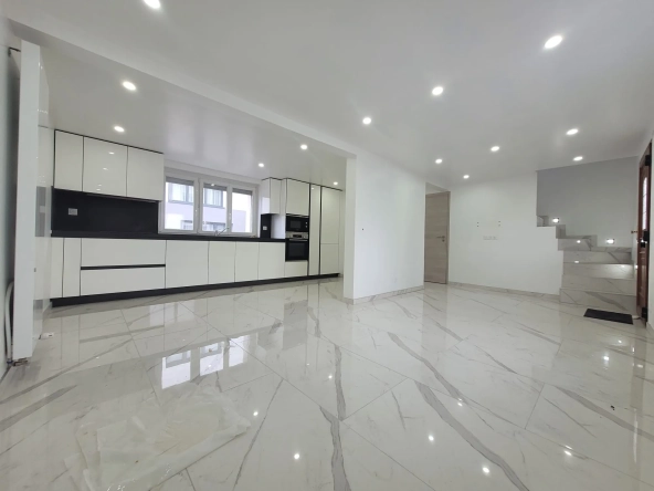 Maison de village rénovée à Village-Neuf avec 2 chambres et grande pièce de vie