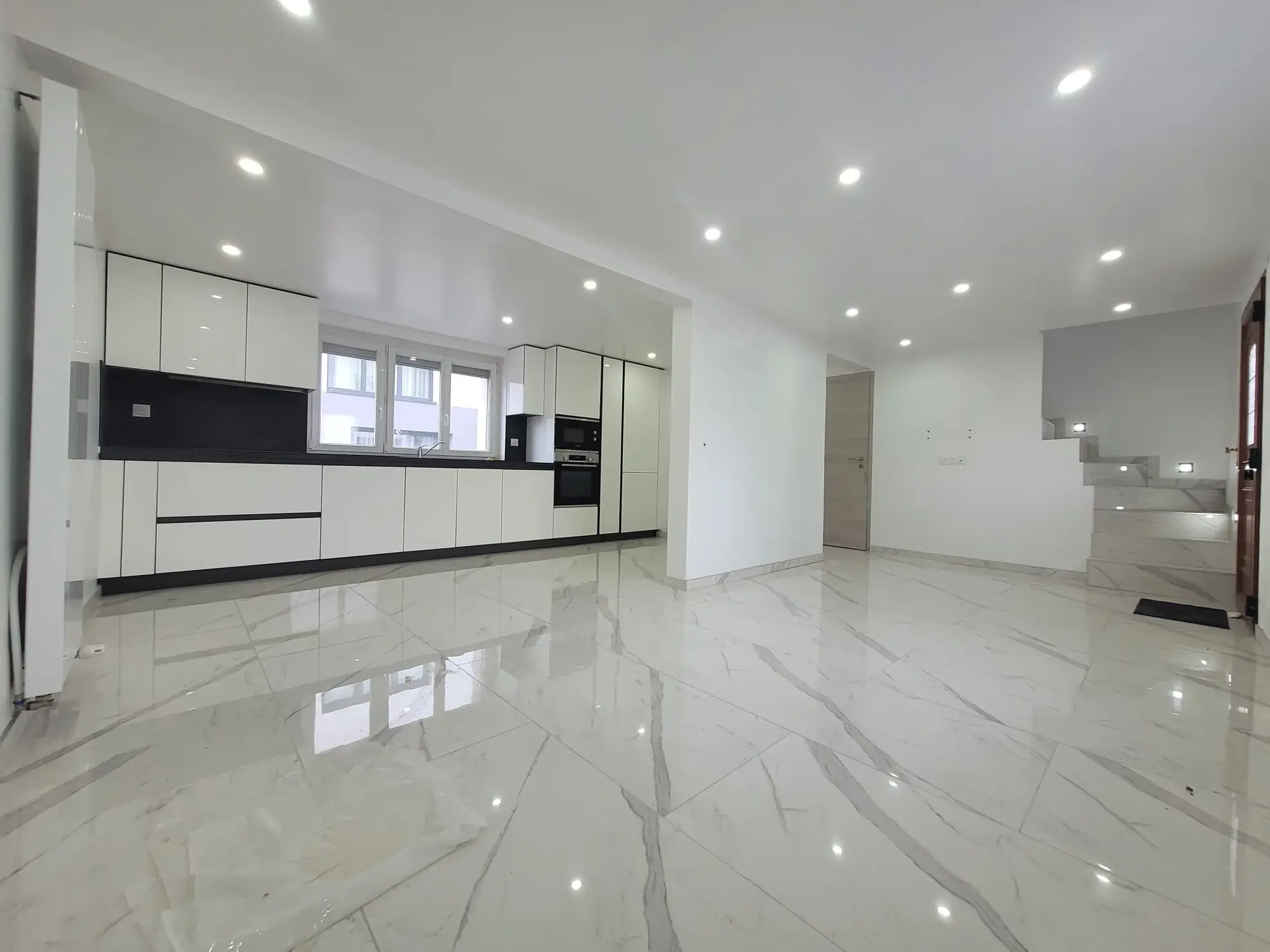 Maison de village rénovée à Village-Neuf avec 2 chambres et grande pièce de vie 