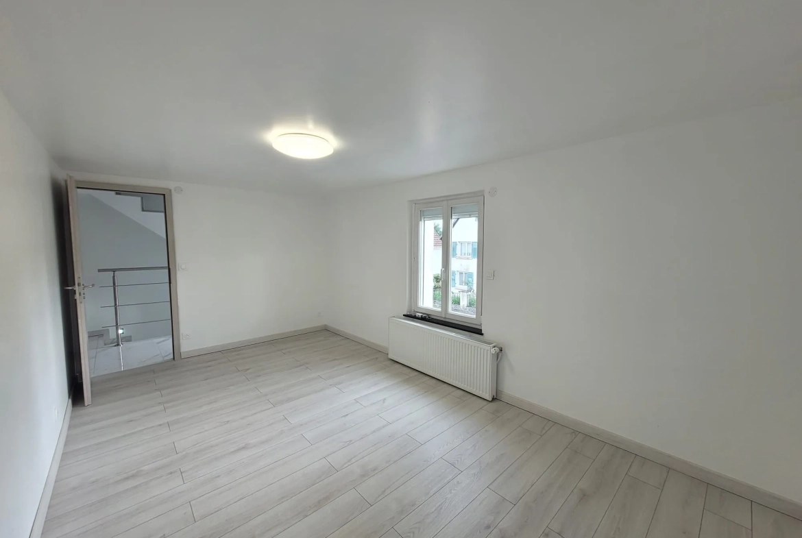Maison de village rénovée à Village-Neuf avec 2 chambres et grande pièce de vie 