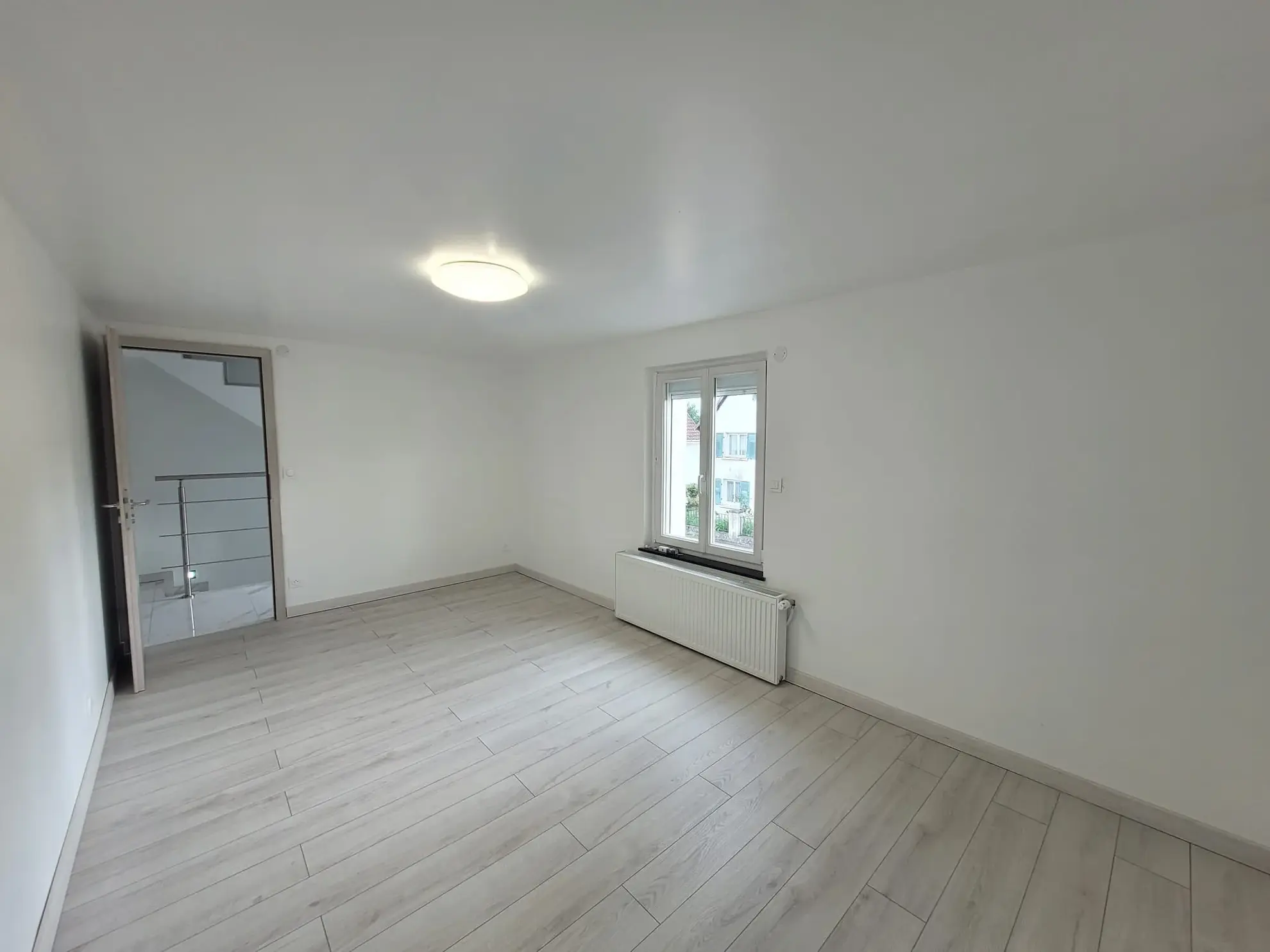 Maison de village rénovée à Village-Neuf avec 2 chambres et grande pièce de vie 