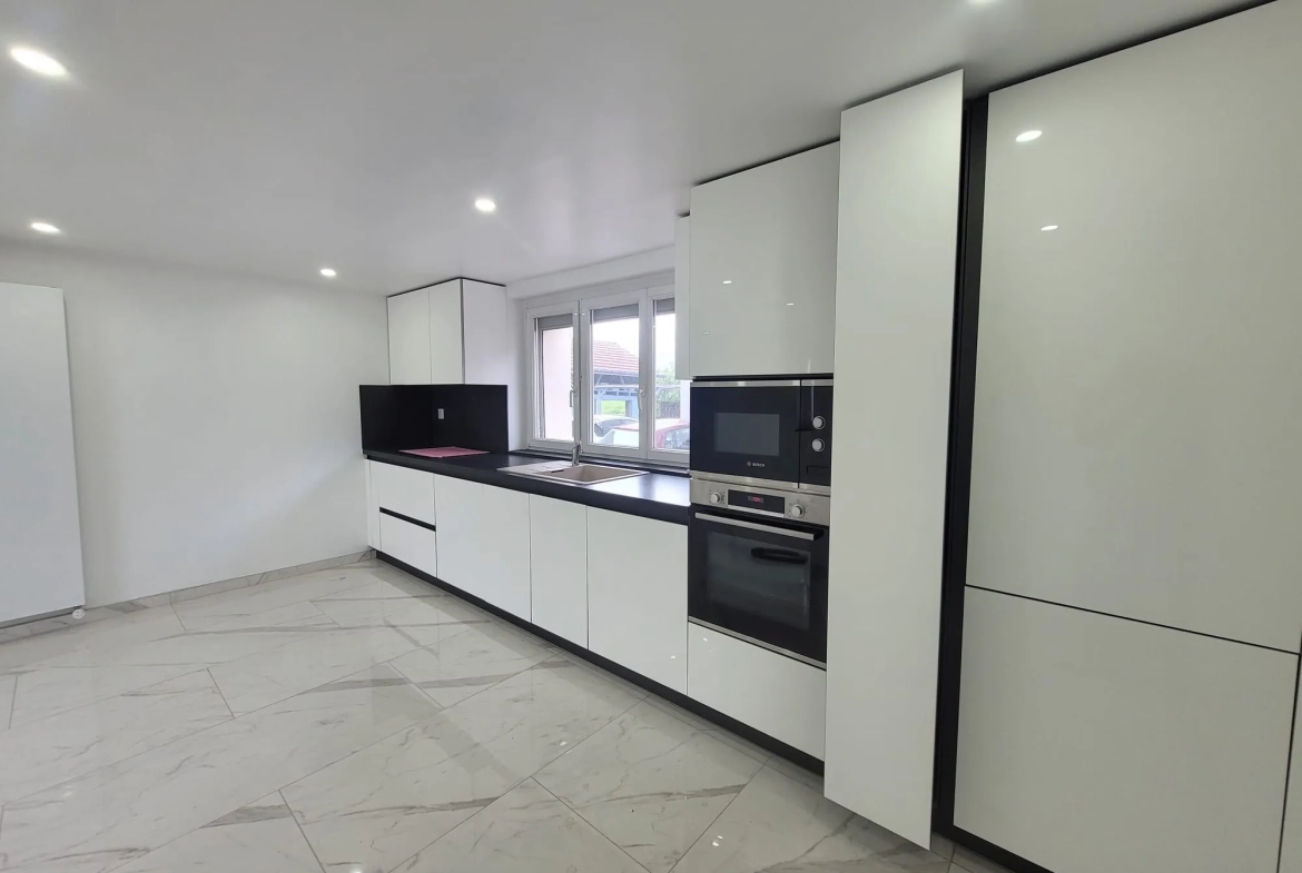 Maison de village rénovée à Village-Neuf avec 2 chambres et grande pièce de vie 