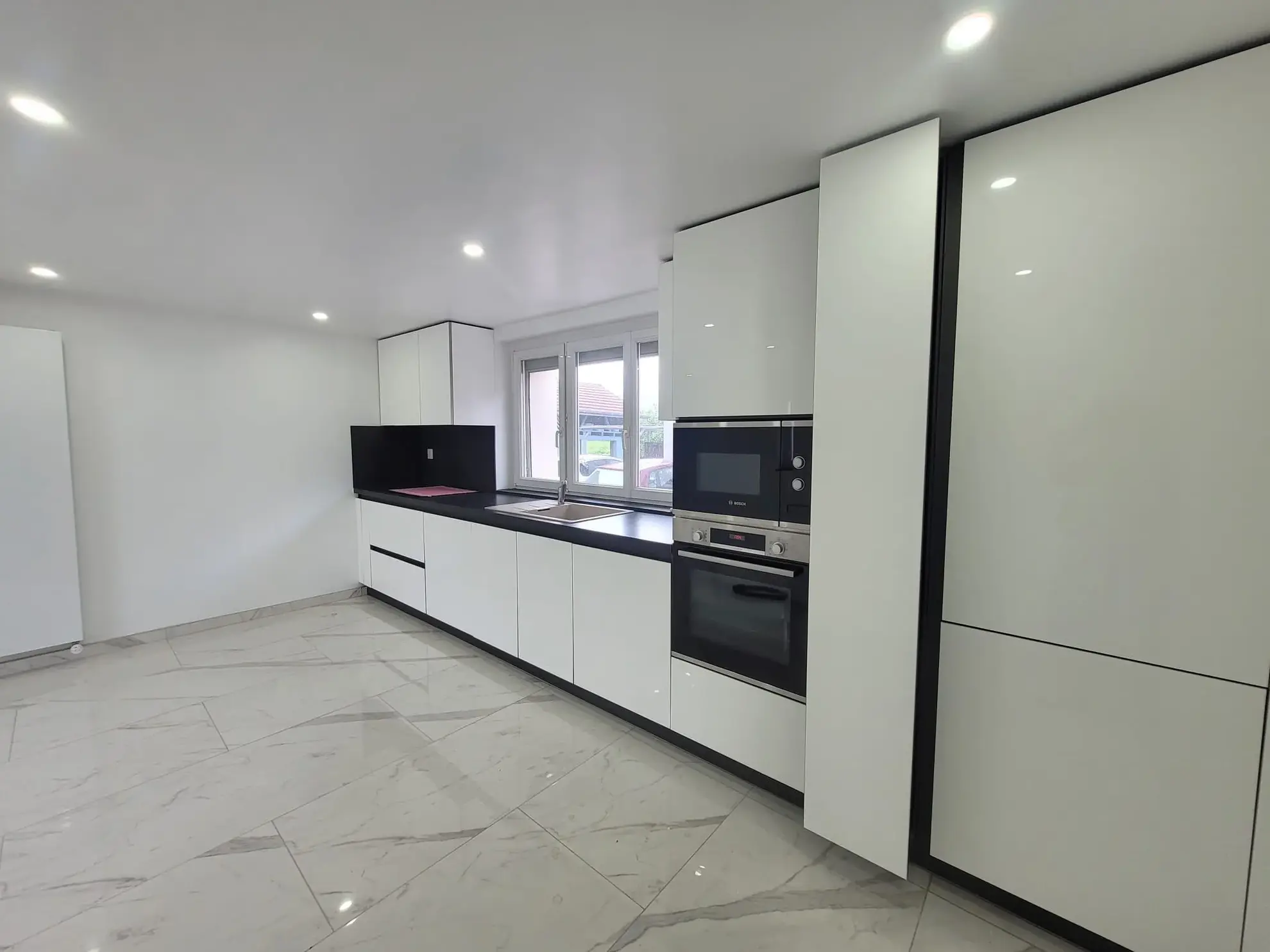 Maison de village rénovée à Village-Neuf avec 2 chambres et grande pièce de vie 