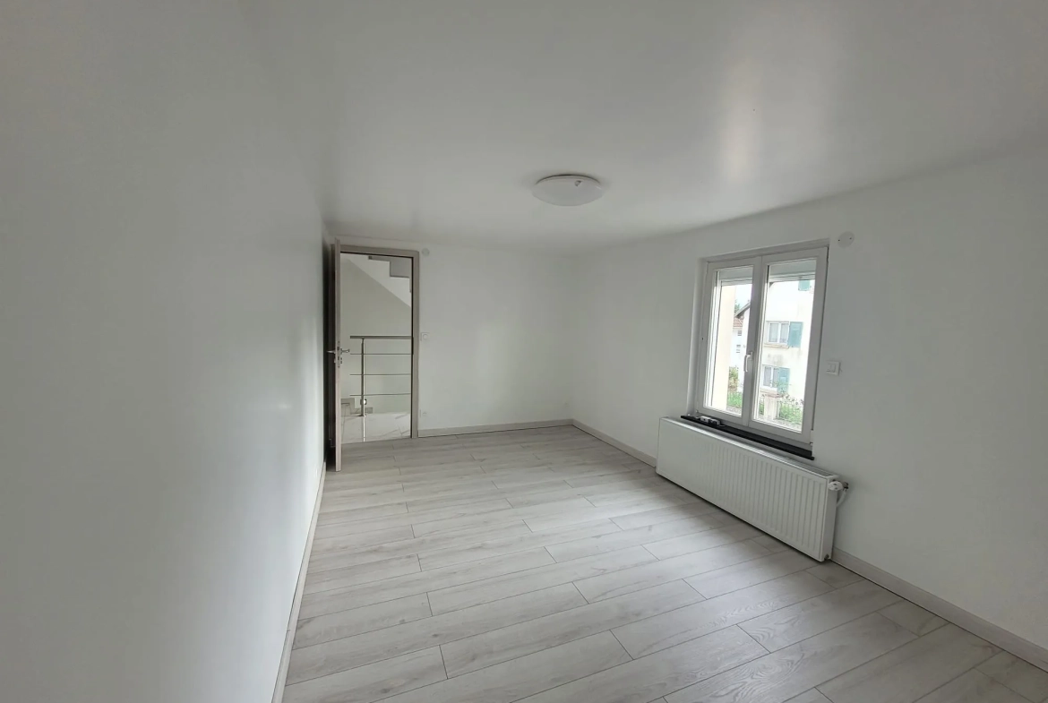 Maison de village rénovée à Village-Neuf avec 2 chambres et grande pièce de vie 
