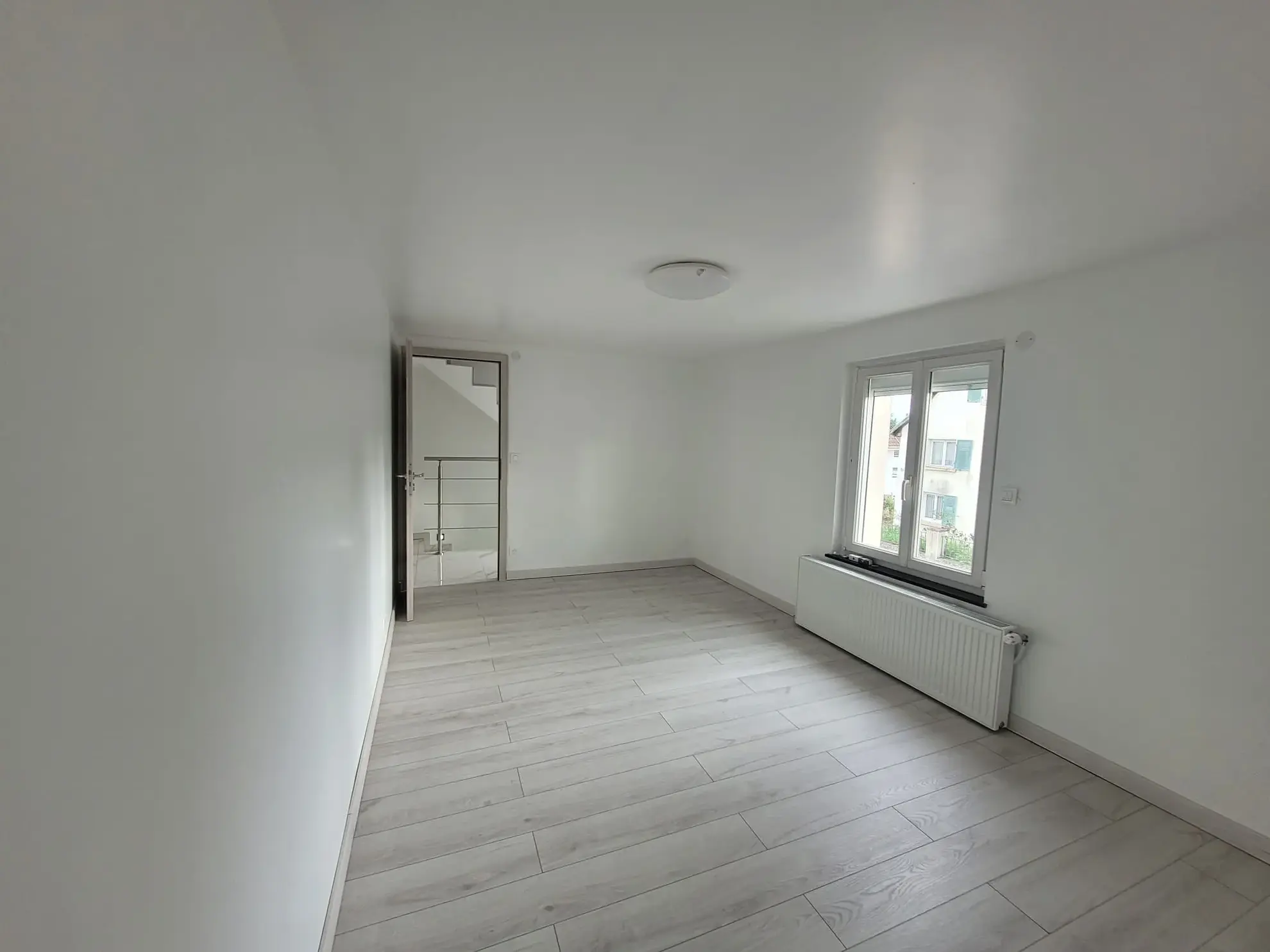 Maison de village rénovée à Village-Neuf avec 2 chambres et grande pièce de vie 