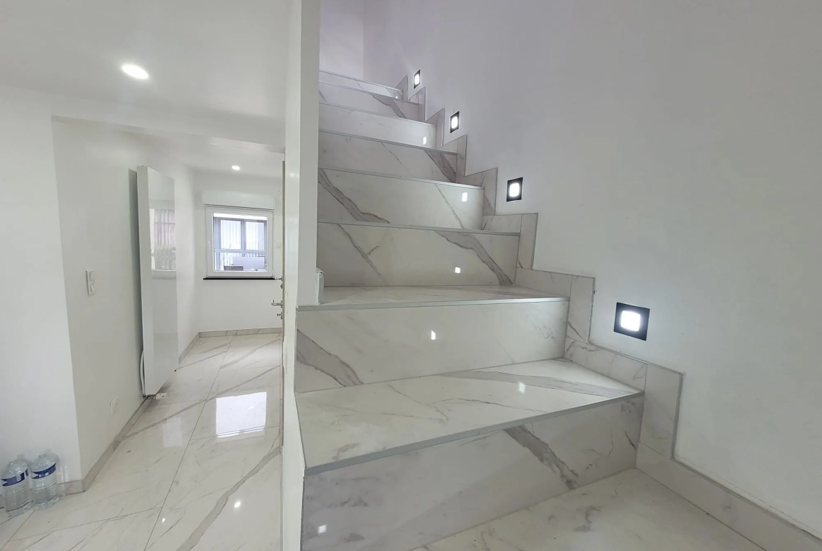 Maison de village rénovée à Village-Neuf avec 2 chambres et grande pièce de vie 