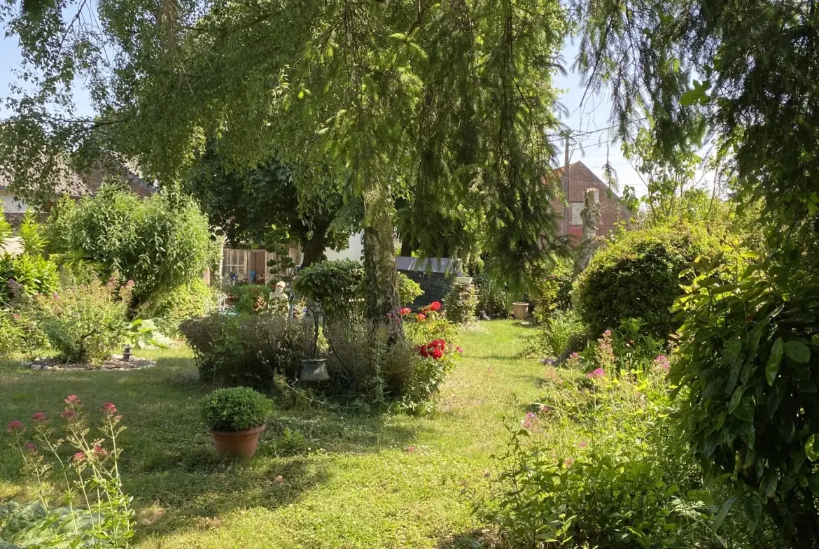 Charmante maison ancienne de 185 m² à Matigny avec terrain privé et dépendances 