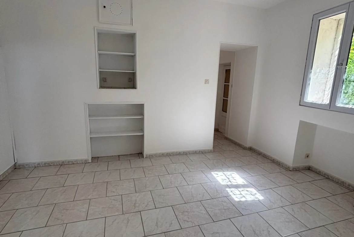 Maison T2 avec grand terrain à Nîmes, quartier La Gazelle 