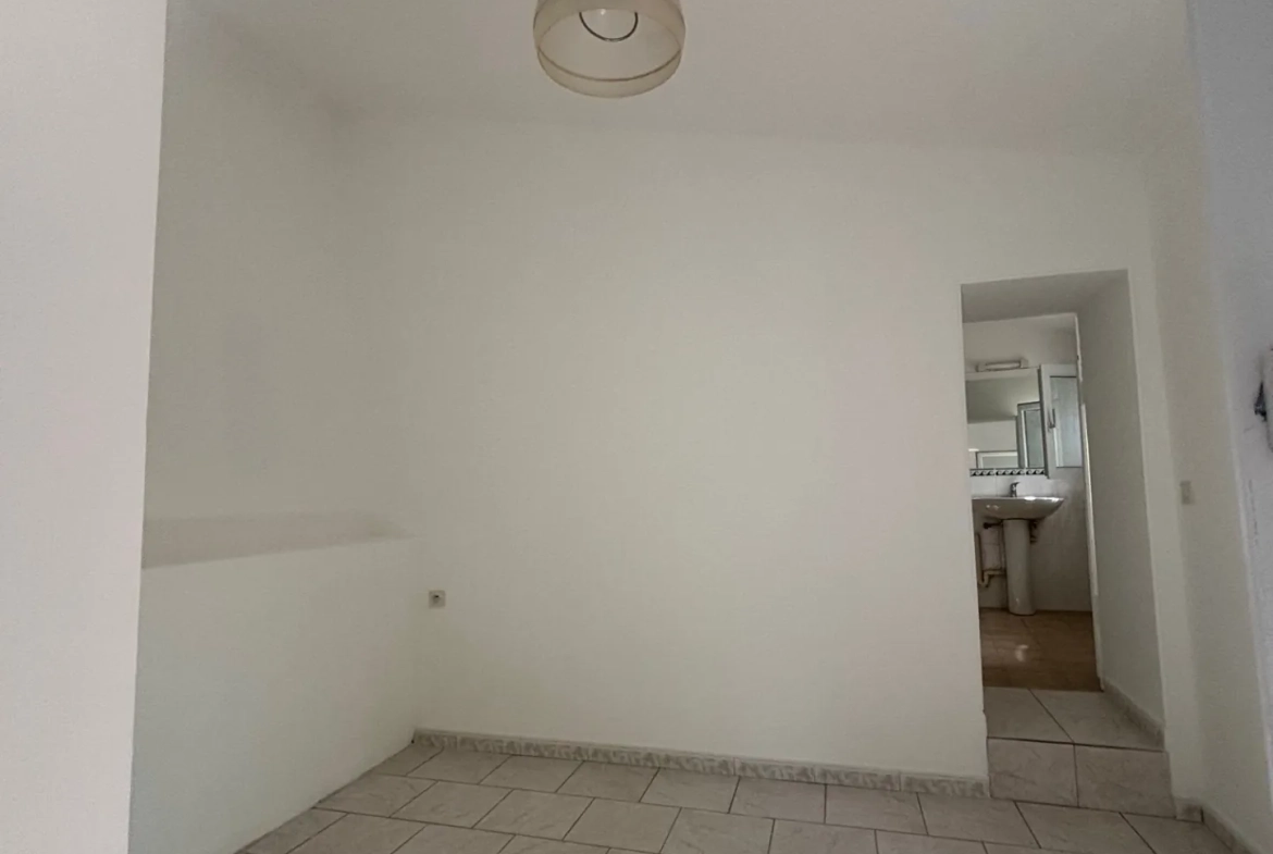 Maison T2 avec grand terrain à Nîmes, quartier La Gazelle 
