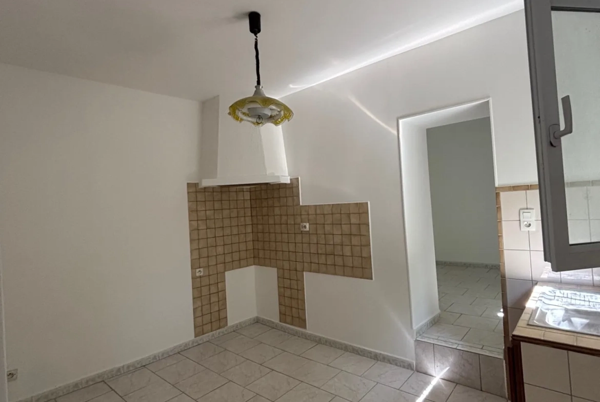 Maison T2 avec grand terrain à Nîmes, quartier La Gazelle 