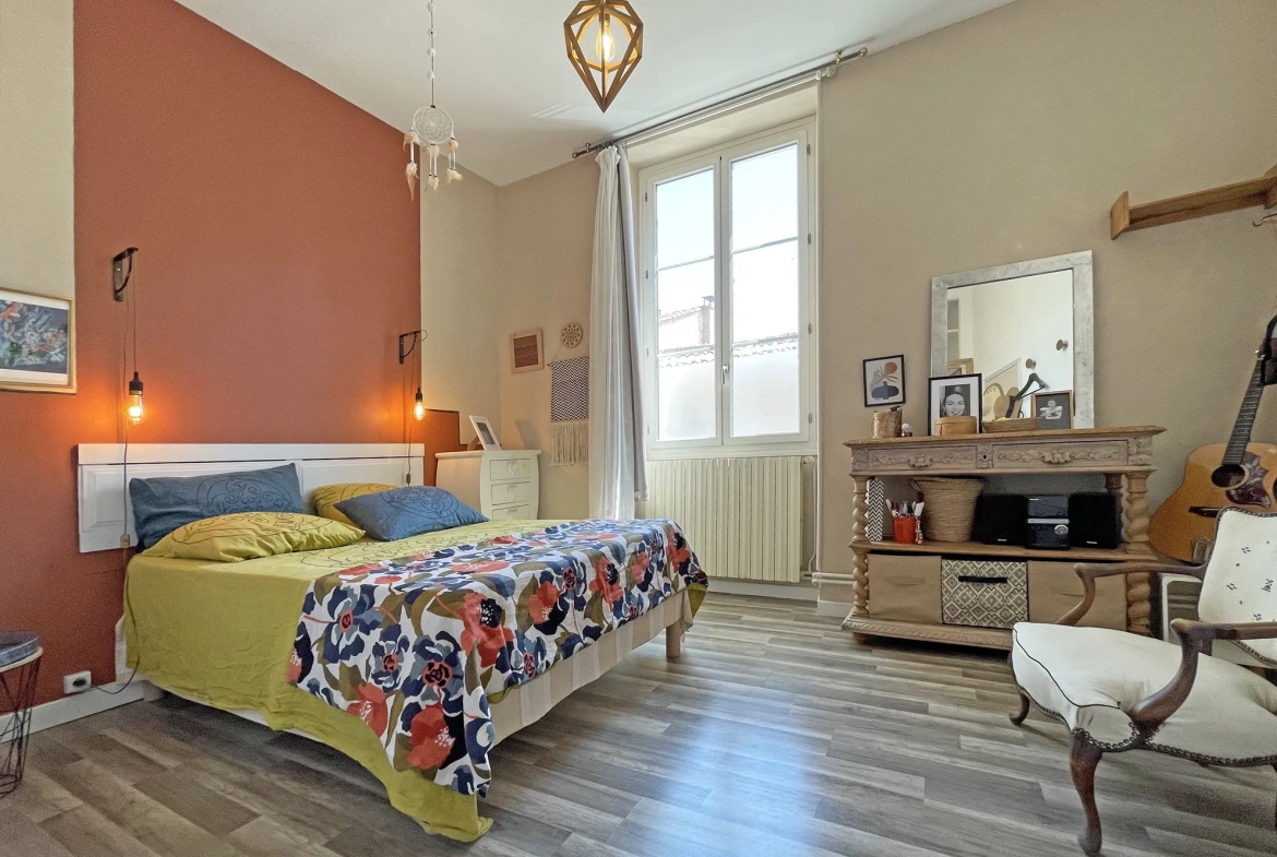 Appartement ancien avec 3 chambres, cuisine semi-ouverte et charme historique à Nîmes 