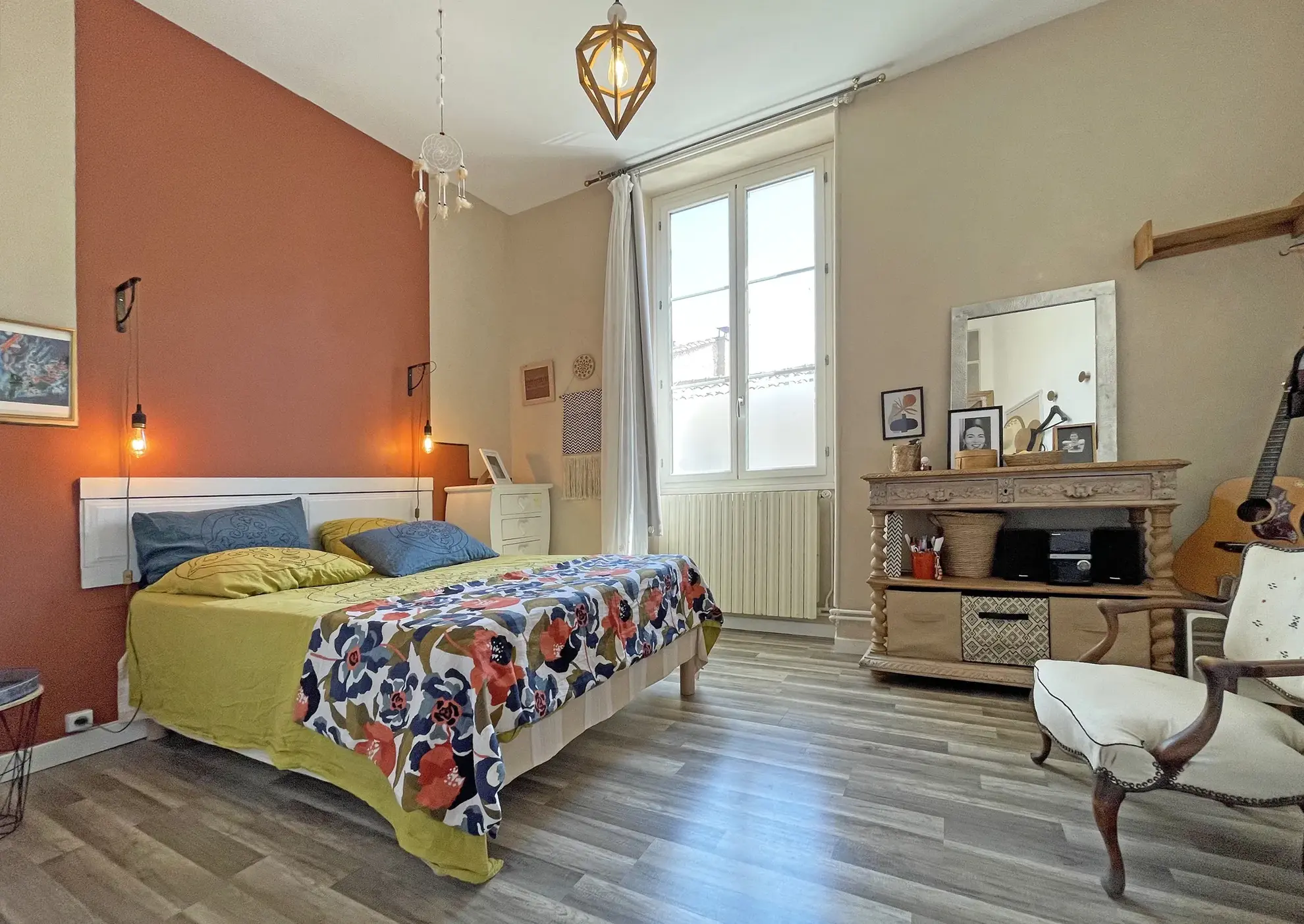 Appartement ancien avec 3 chambres, cuisine semi-ouverte et charme historique à Nîmes 