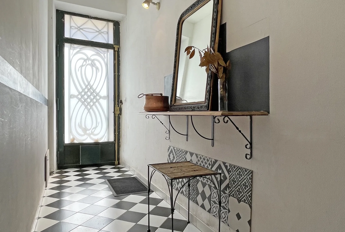 Appartement ancien avec 3 chambres, cuisine semi-ouverte et charme historique à Nîmes 
