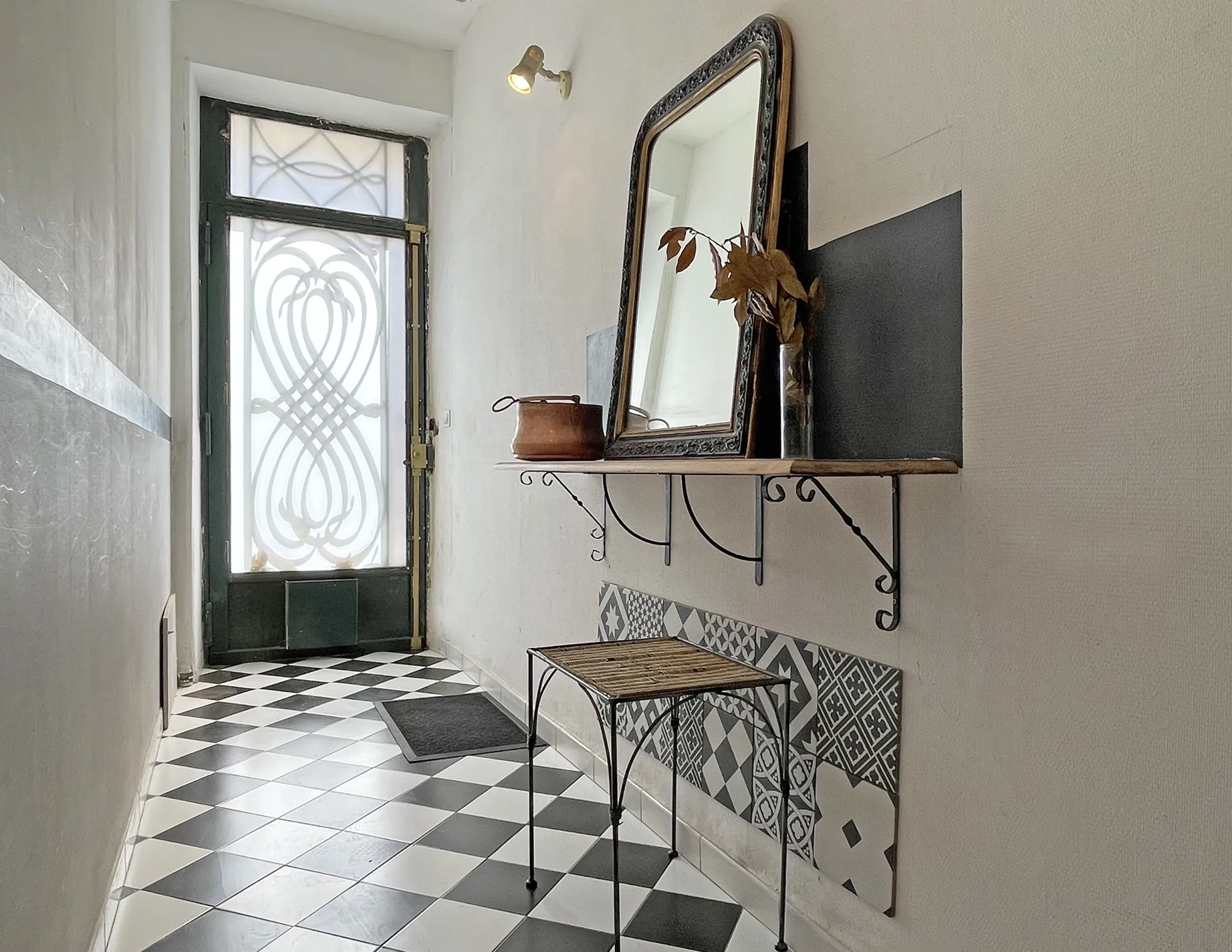 Appartement ancien avec 3 chambres, cuisine semi-ouverte et charme historique à Nîmes 