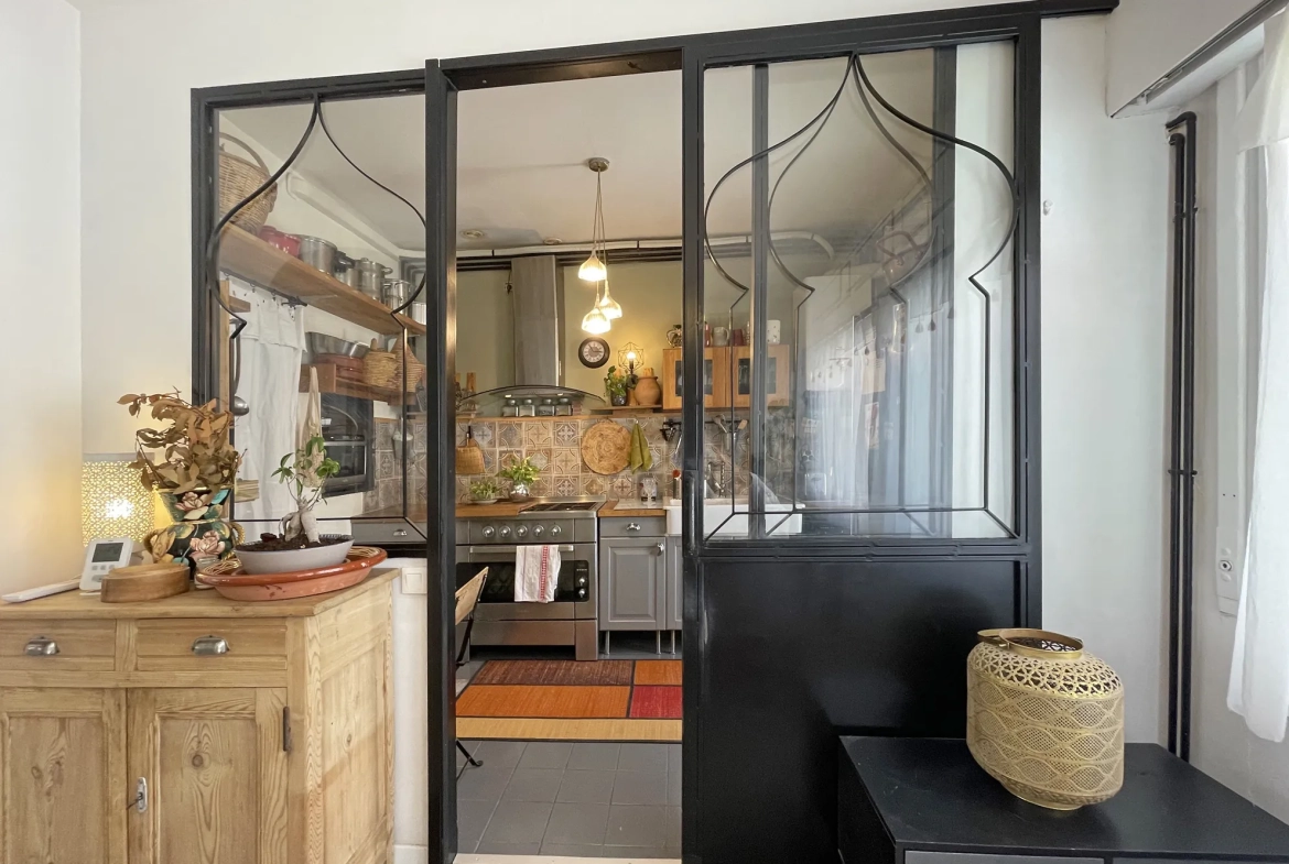 Appartement ancien avec 3 chambres, cuisine semi-ouverte et charme historique à Nîmes 