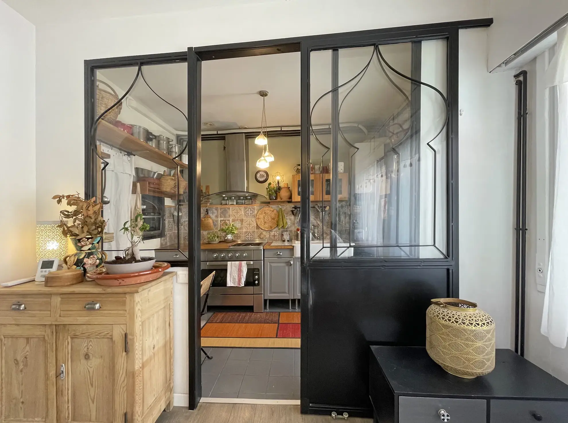 Appartement ancien avec 3 chambres, cuisine semi-ouverte et charme historique à Nîmes 