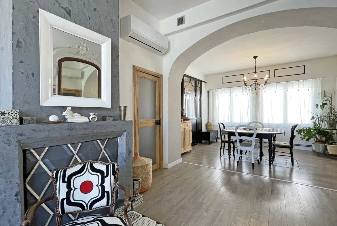 Appartement ancien avec 3 chambres, cuisine semi-ouverte et charme historique à Nîmes 