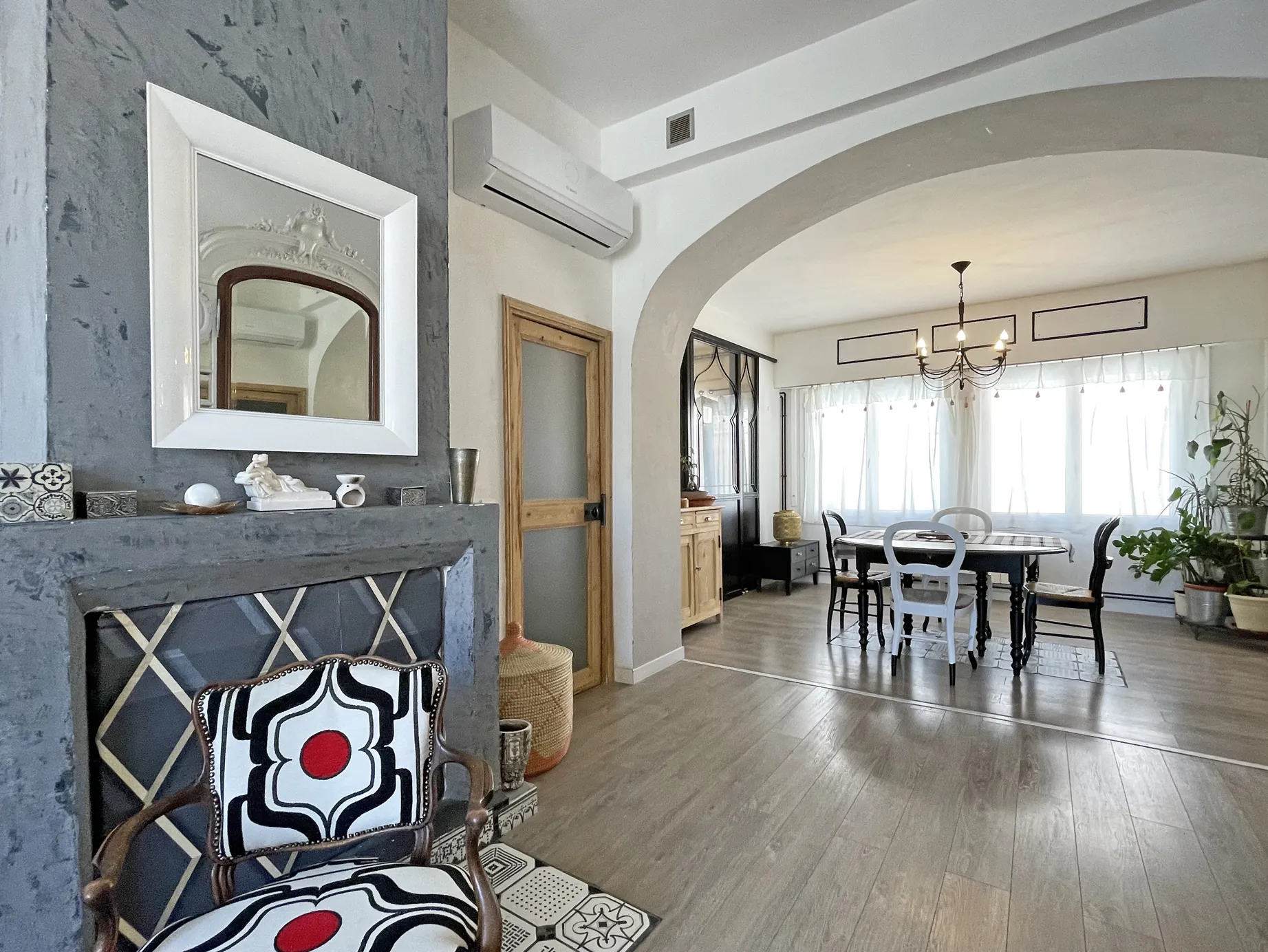 Appartement ancien avec 3 chambres, cuisine semi-ouverte et charme historique à Nîmes 