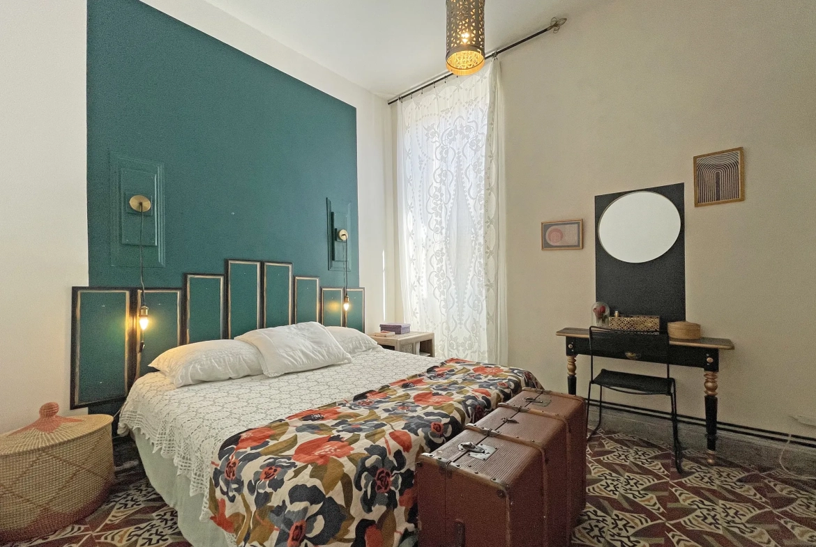 Appartement ancien avec 3 chambres, cuisine semi-ouverte et charme historique à Nîmes 