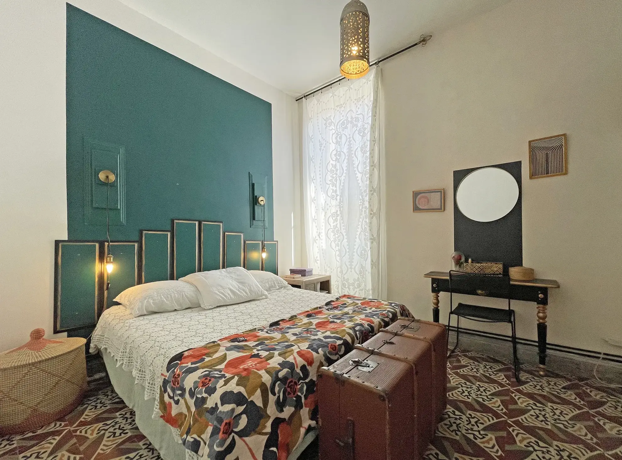 Appartement ancien avec 3 chambres, cuisine semi-ouverte et charme historique à Nîmes 