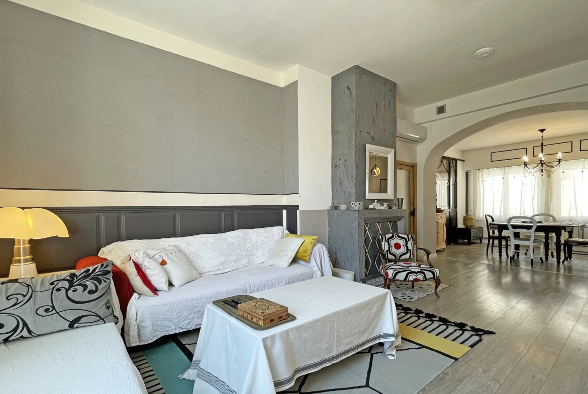 Appartement ancien avec 3 chambres, cuisine semi-ouverte et charme historique à Nîmes 