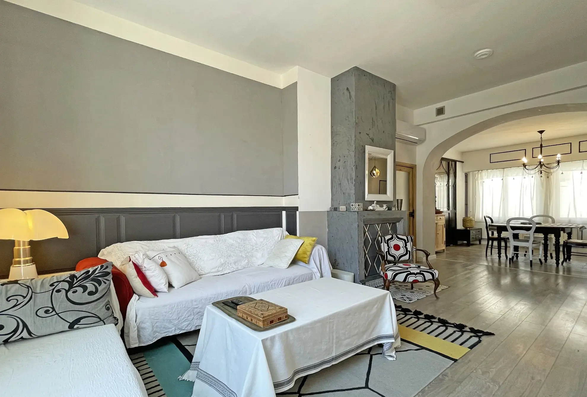 Appartement ancien avec 3 chambres, cuisine semi-ouverte et charme historique à Nîmes 