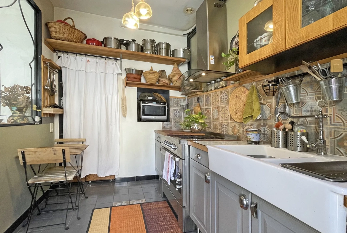 Appartement ancien avec 3 chambres, cuisine semi-ouverte et charme historique à Nîmes 