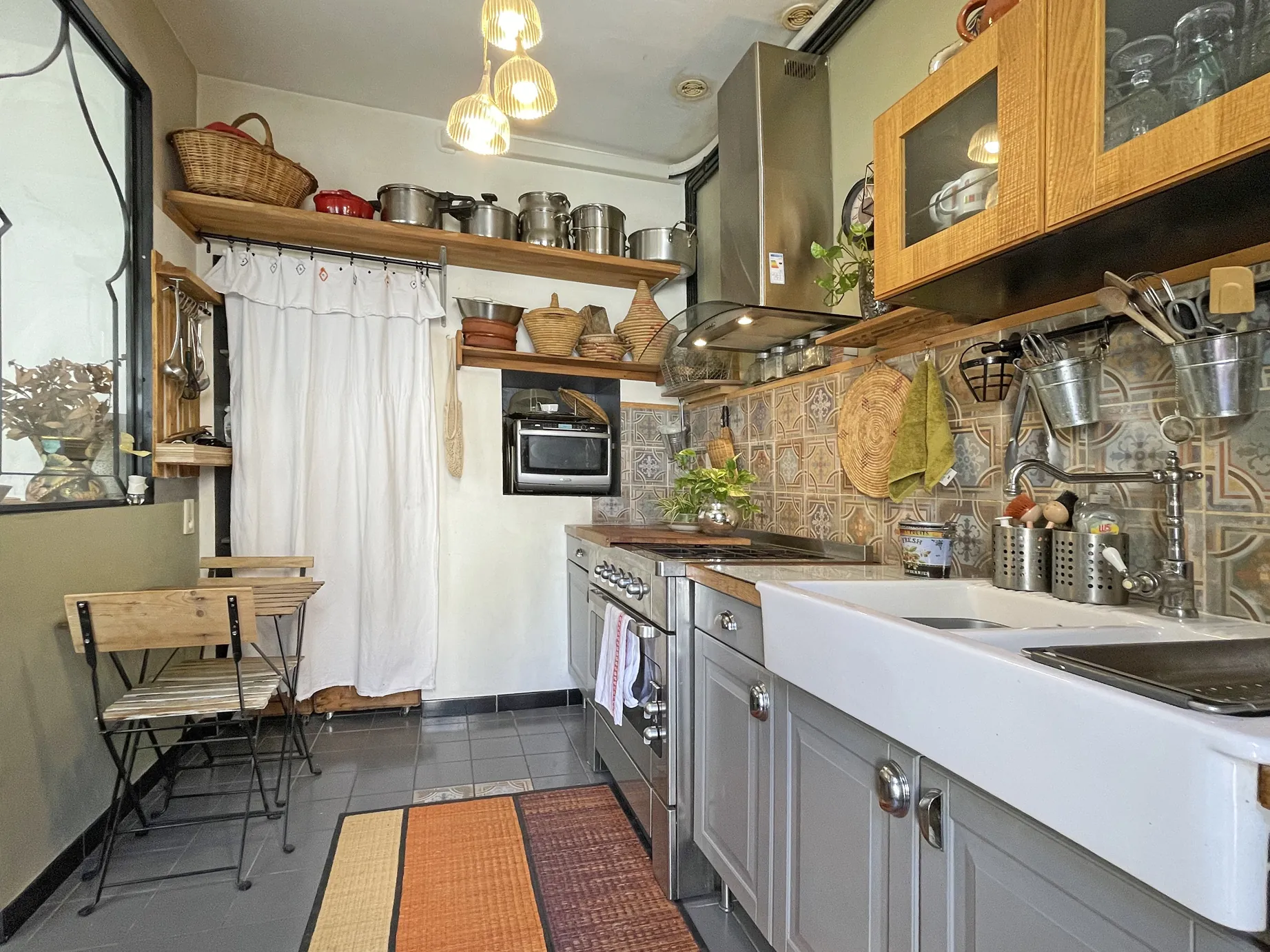 Appartement ancien avec 3 chambres, cuisine semi-ouverte et charme historique à Nîmes 