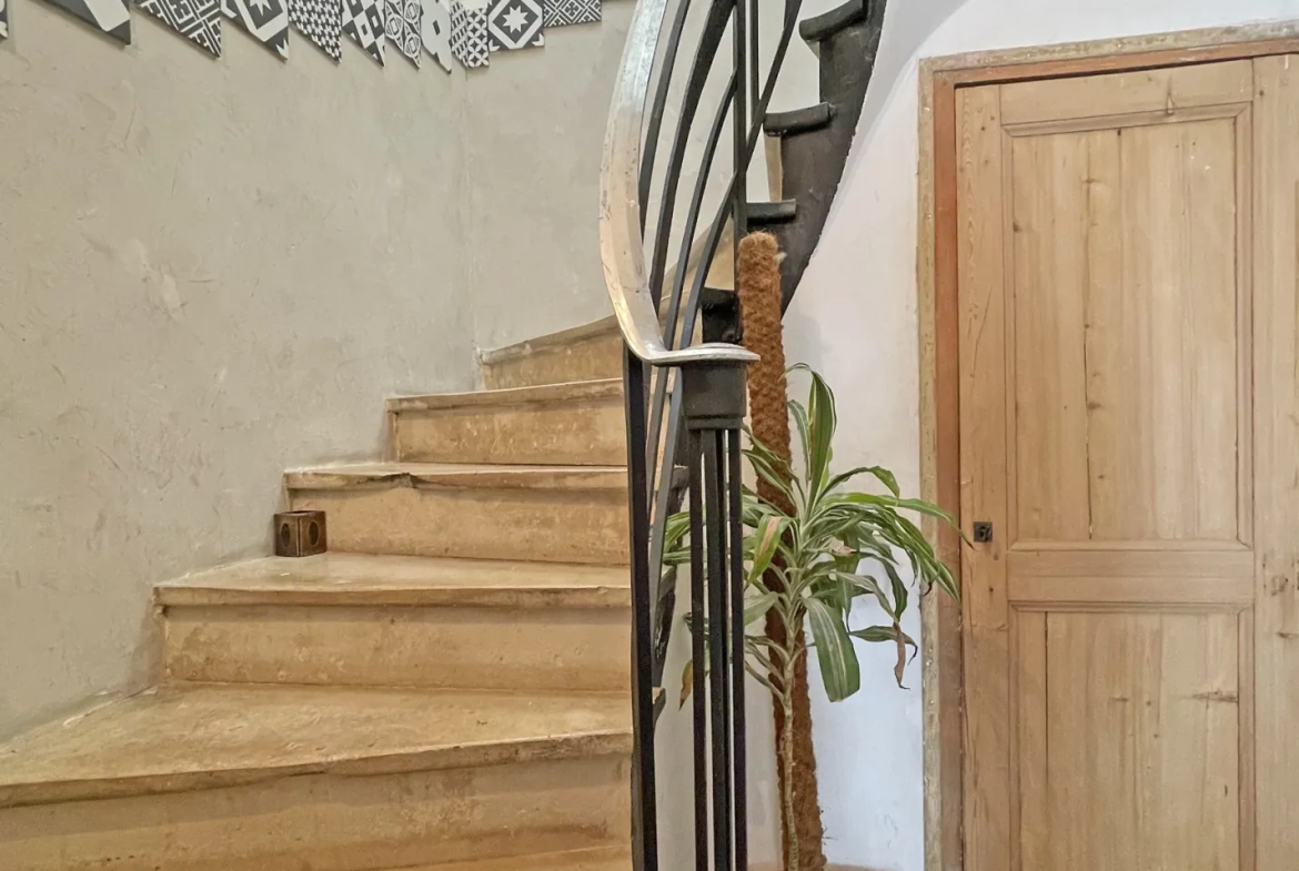 Appartement ancien avec 3 chambres, cuisine semi-ouverte et charme historique à Nîmes 