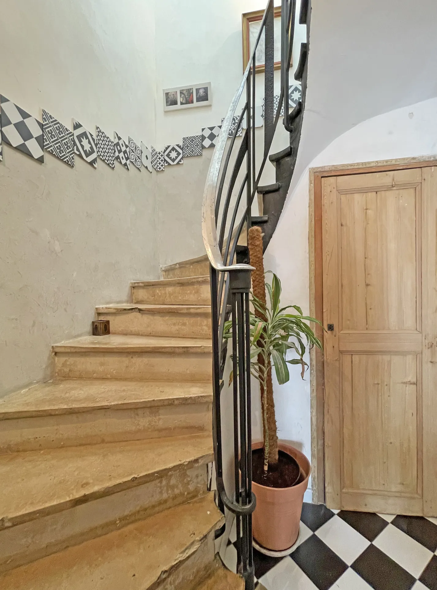 Appartement ancien avec 3 chambres, cuisine semi-ouverte et charme historique à Nîmes 