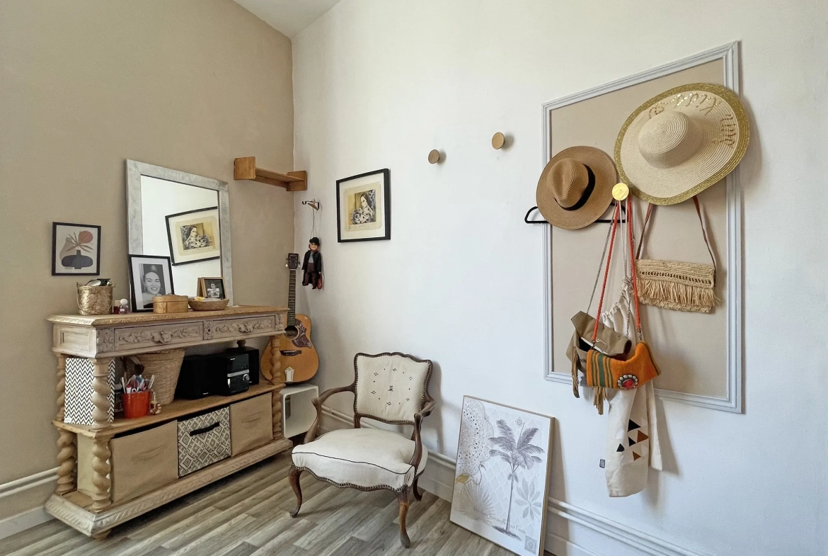 Appartement ancien avec 3 chambres, cuisine semi-ouverte et charme historique à Nîmes 