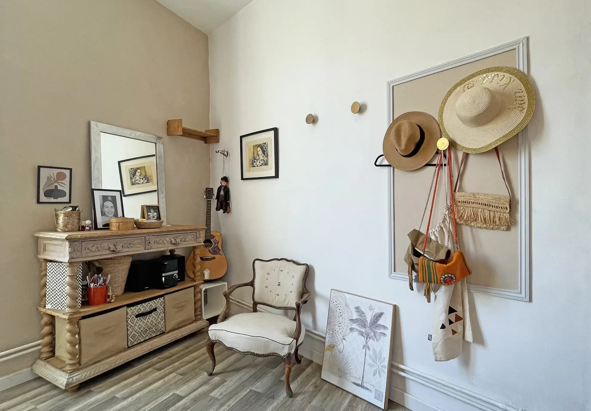 Appartement ancien avec 3 chambres, cuisine semi-ouverte et charme historique à Nîmes 