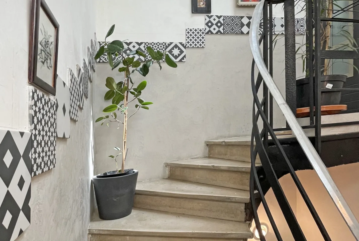 Appartement ancien avec 3 chambres, cuisine semi-ouverte et charme historique à Nîmes 