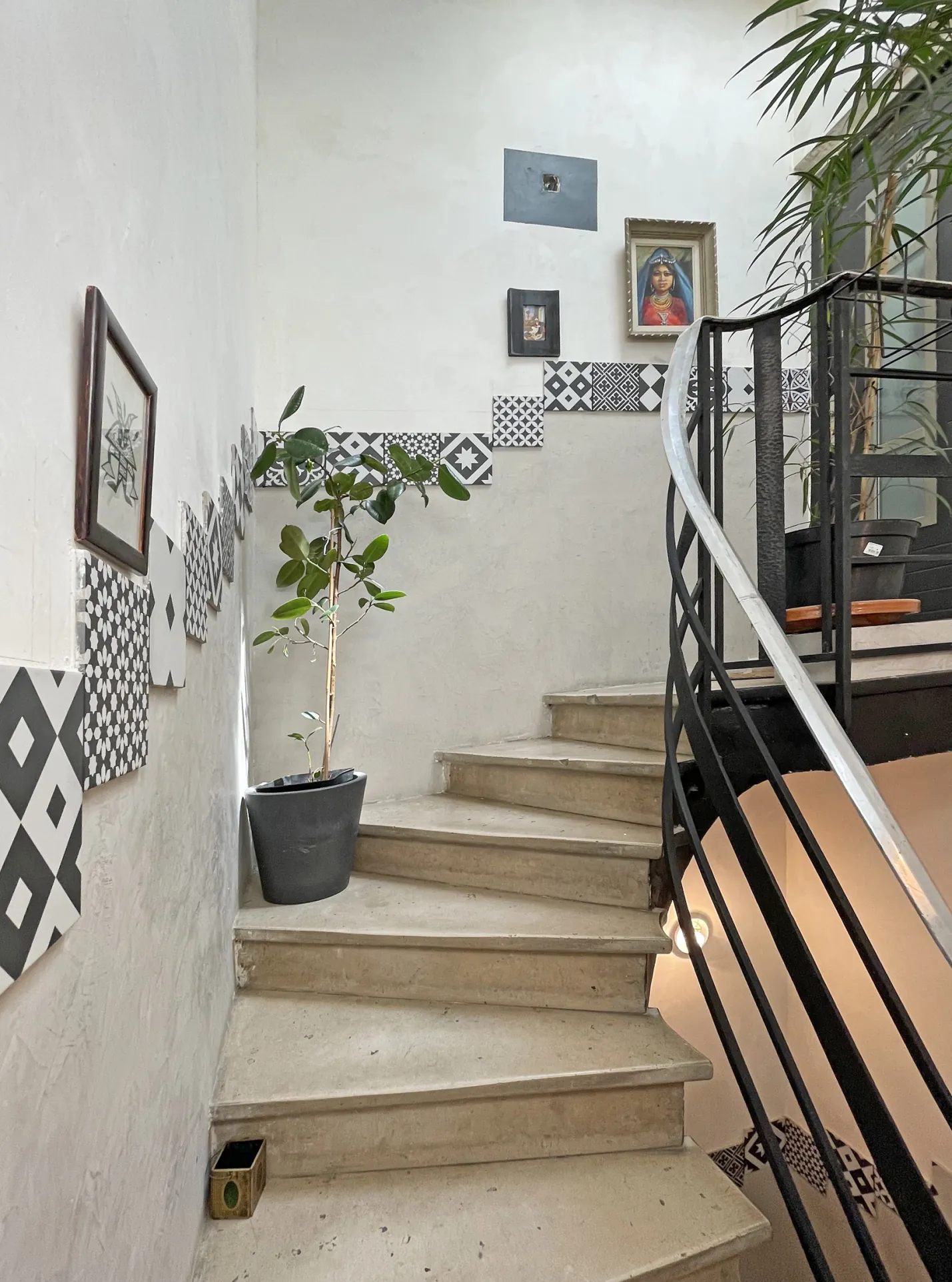 Appartement ancien avec 3 chambres, cuisine semi-ouverte et charme historique à Nîmes 
